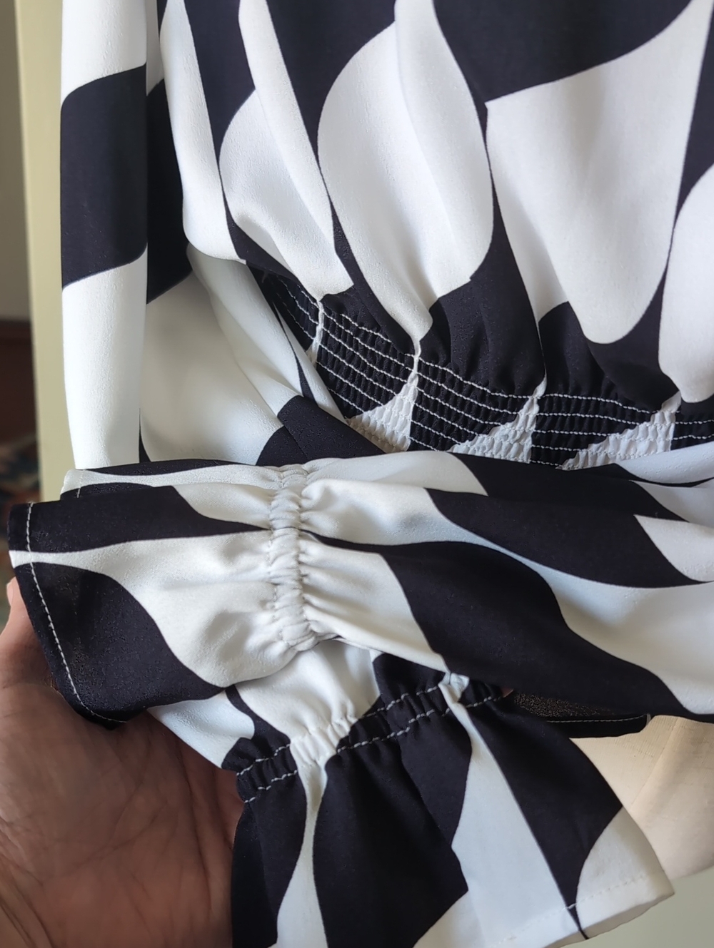 Ann Taylor Black & White Wave-Print Peplum Size Small Blouse - Picture 9 of 9